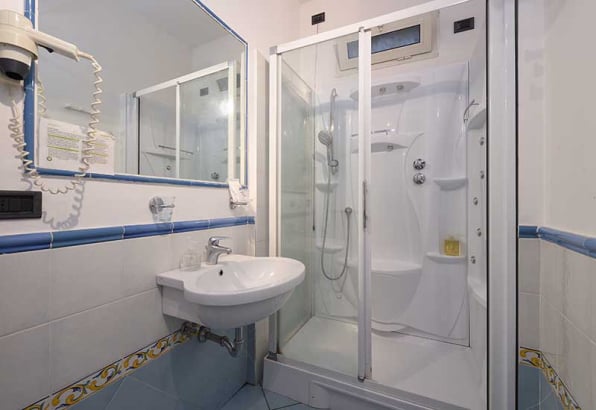 bagno della camera quadrupla